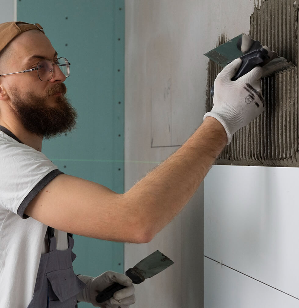 Fliesenleger Trägt Kleber Auf Wand Auf