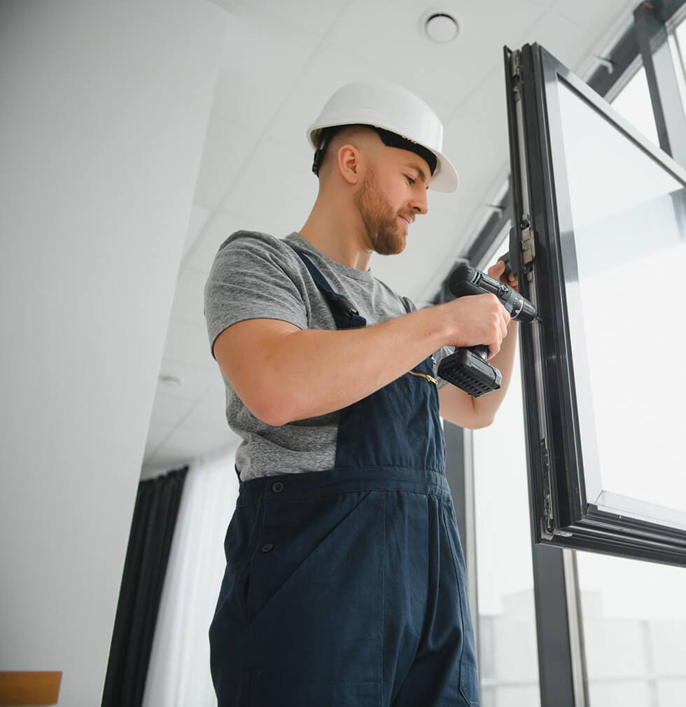 Handwerker Befestigt Fensterrahmen Mit Bohrer