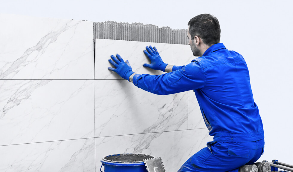 Handwerker Klebt Wandfliesen Beim Sanieren