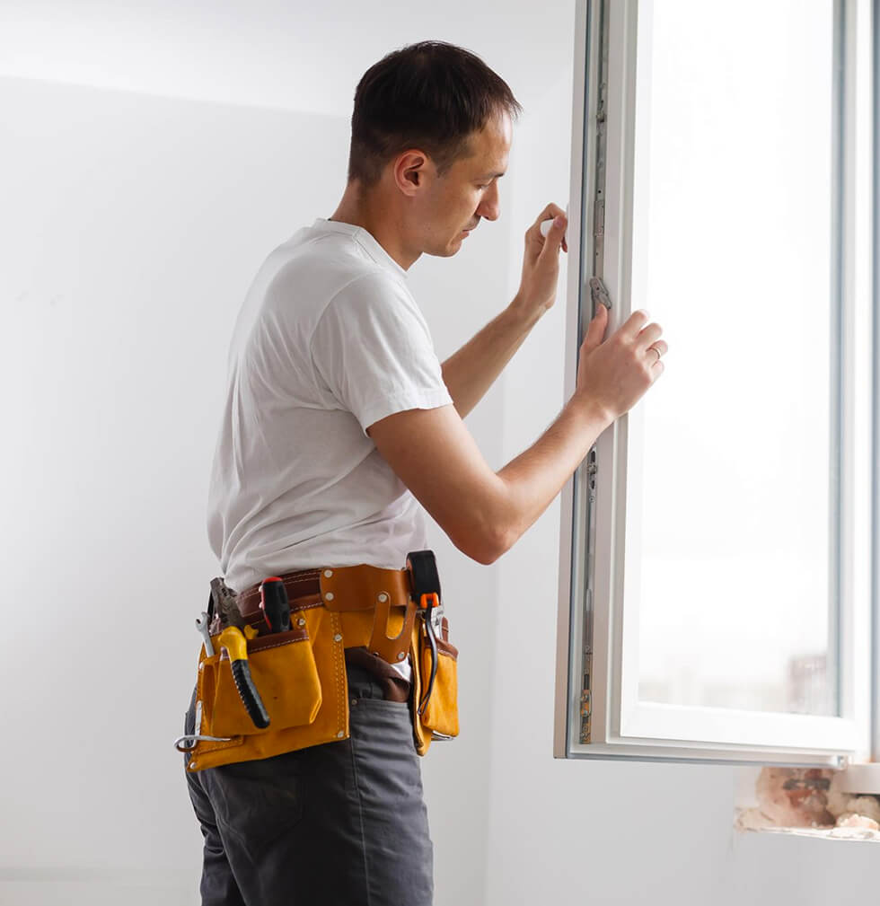 Handwerker Montiert Fenster Bei Sanierung