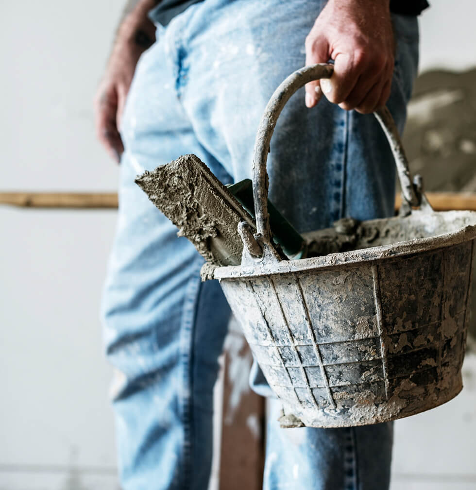 Handwerker Trägt Mörtelkübel Auf Baustelle