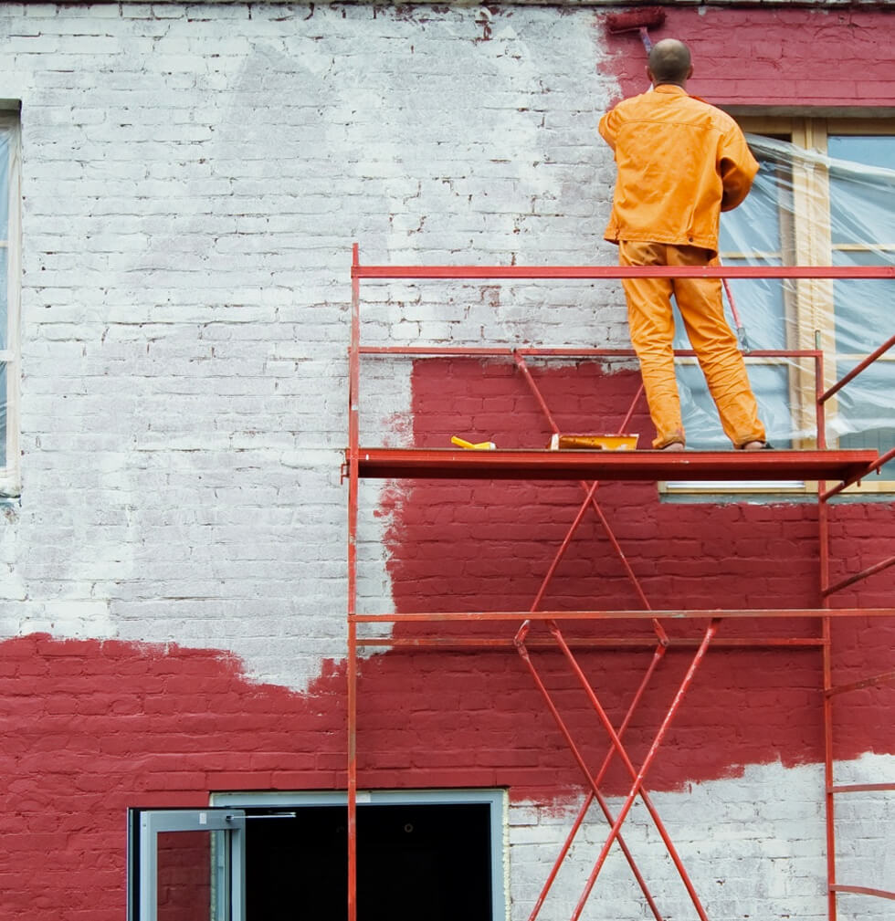 Maler Streicht Fassade Vom Gerüst Aus