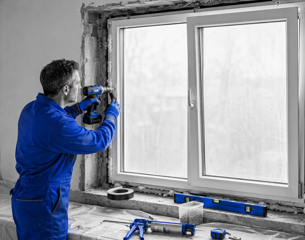 Monteur Bohrt Fensterrahmen Mit Akkubohrer