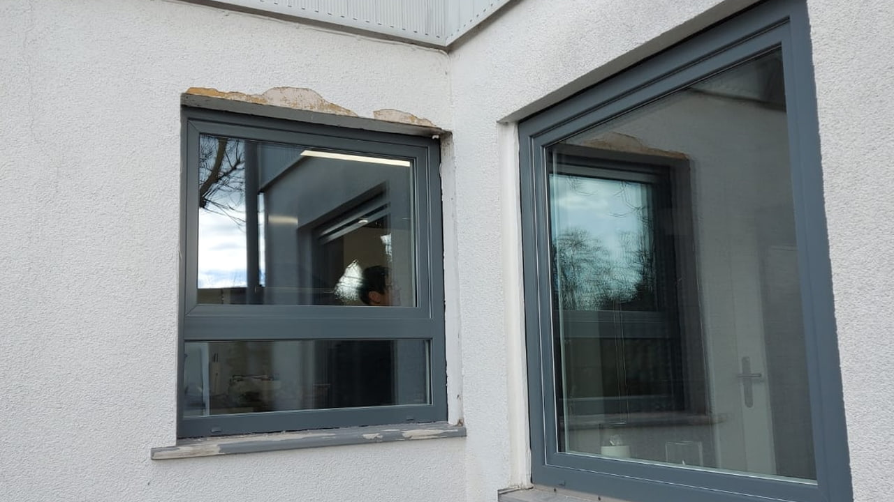 Neu Eingebaute Fenster An Hausfassade