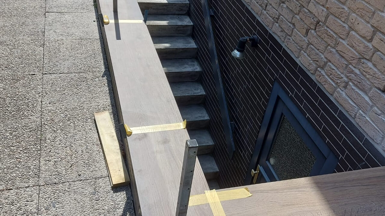 Neue Holzverkleidung An Außentreppe