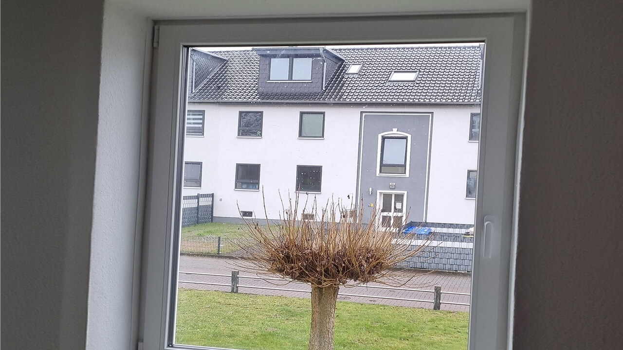 Neues Fenster Mit Blick Auf Wohngebäude