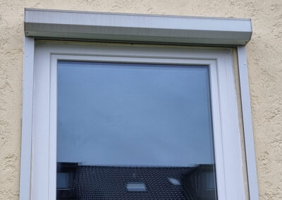 Saniertes Fenster Mit Rollladen An Fassade