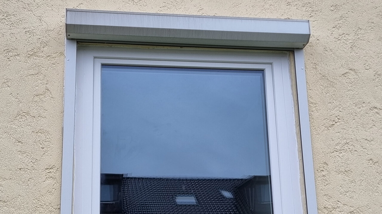 Saniertes Fenster Mit Rollladen An Fassade