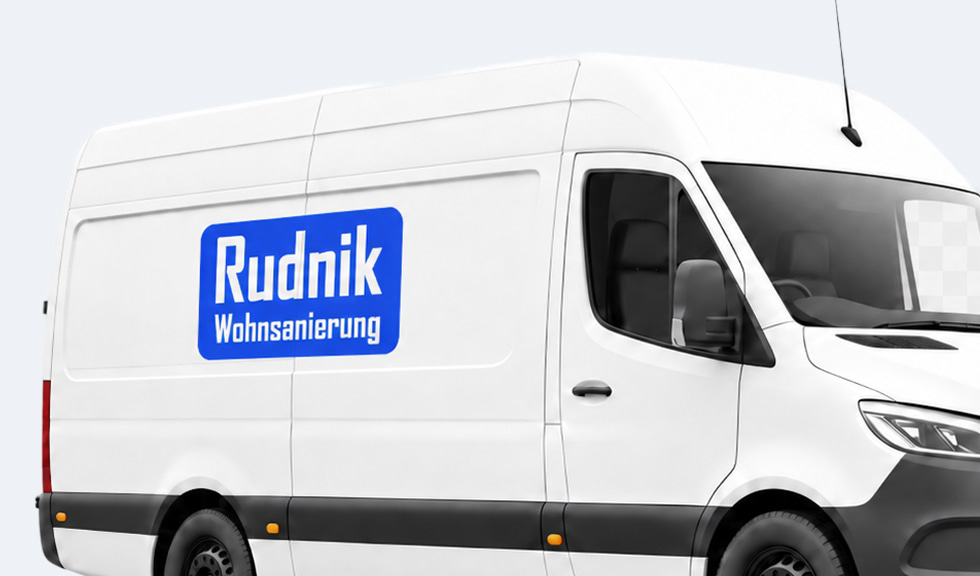 Weißer Transporter Mit Rudnik Wohnsanierung Logo