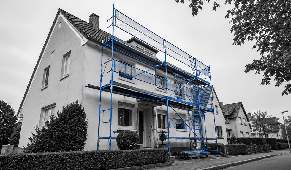 Wohnhaus Mit Gerüst Zur Fassadensanierung
