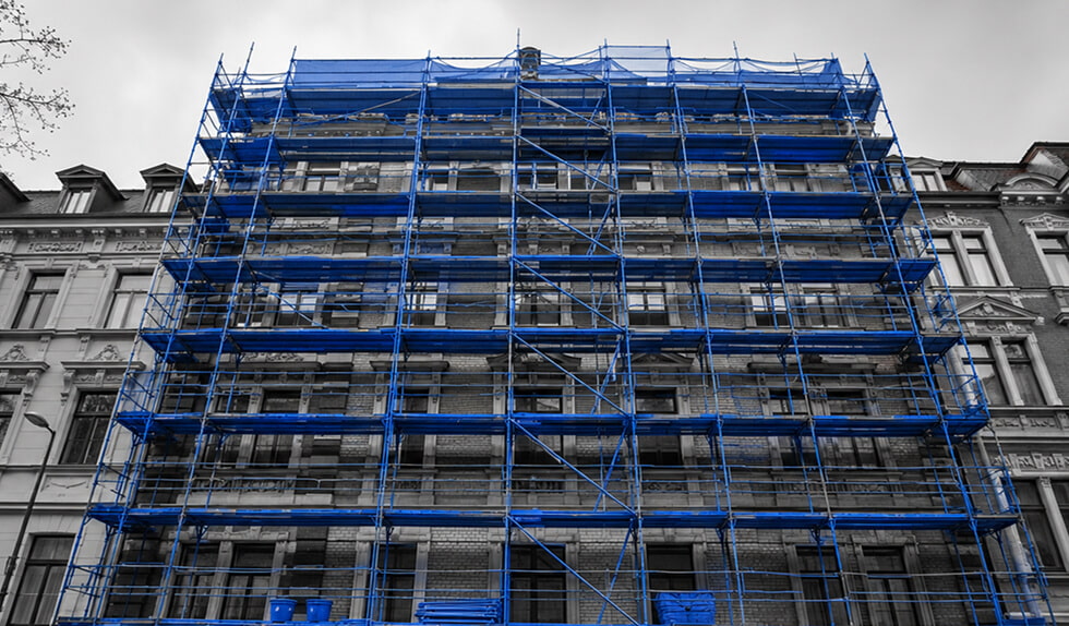 Wohnhaus Mit Blauem Gerüst Eingerüstet