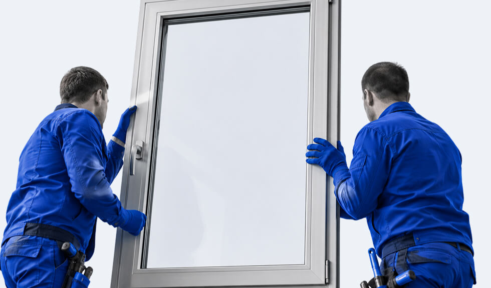 Zwei Monteure Tragen Neues Fenster